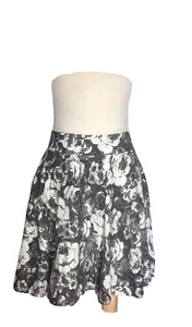 Falda Anthropologie A-Line Mini Pequeña Negra sobre Blanco Alfileres y Agujas Florales - Imagen 1 de 4