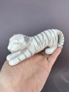 Hermosa figura de porcelana en miniatura soviética vintage estatua tigre blanco Ucrania - Imagen 1 de 7