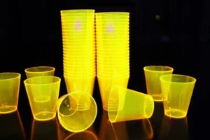 Gafas de plástico DirectGlow 2 oz 50 quilates amarillo neón luz negra brillo a granel fiesta - Imagen 1 de 3