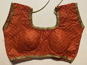 "NUEVA Blusa Sari Readymade Diseñador Rojo SATÉN Oro Bordado DORI 36" - Sillín de EE. UU. - Imagen 1 de 6