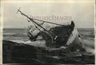 1967 photo de presse chalutier de pêche Islande II naufragé au large du Cap-Breton, Nouvelle-Écosse
