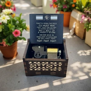 ¡Nuevo CU Buffs Lucha, Lucha, Lucha! Mini caja de música de madera de cuerda hecha a mano - Imagen 1 de 2