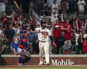 Foto de béisbol Ozzie Albies Homerun Bat Flip Atlanta Braves 8x10 MLB - Imagen 1 de 1