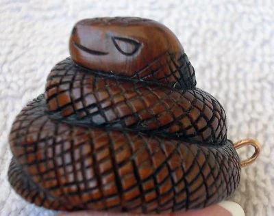 Netsuke de madeira de ferro esculpida à mão japonesa do início do século XIX, cobra nigeriana assinada - Imagem 1 de 4