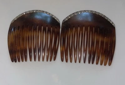 Par antigo de pentes de cabelo com strass assinado pelo artista  - Imagem 1 de 4