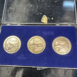 Skylab By Galaxy 1973 Proyecto NASA Skylab Conmemorativo Juego de 3 Medallas Fichas y Estuche - Imagen 1 de 11
