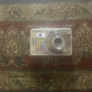 Sony Cyber-shot DSC-W70 7,2 megapixel fotocamera digitale - argento (SOLO PARTI) - Foto 1 di 4
