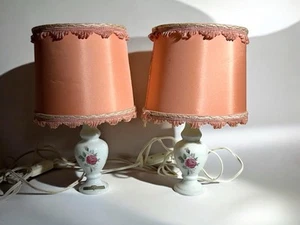 đź’ˇPaar Nachttischlampe Porzellan Lampenschirm Rosa Blumenmuster Vintage - Bild 1 von 21
