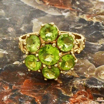 14k Yellow Gold Peridot Gemstone Cluster Fancy Band Ring Size 7.5 - Image 1 of 4