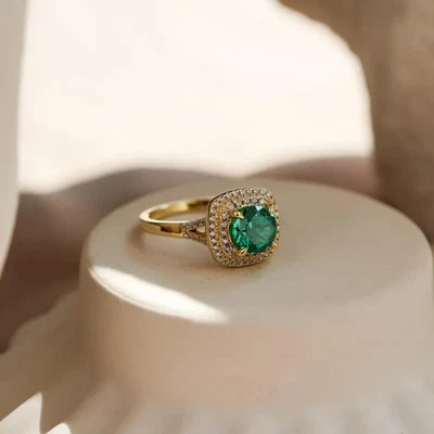 Anillo de aniversario de boda de esmeralda verde creado en laboratorio enchapado en oro amarillo de 14 k Foto 1 de 4