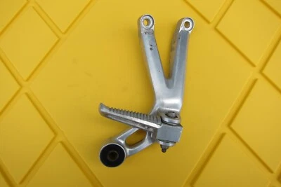 2002 Yamaha Yzf R6 YZFR6 apoio para os pés traseiro direito passageiro passo 5eb-27440-00-00 - Imagem 1 de 4