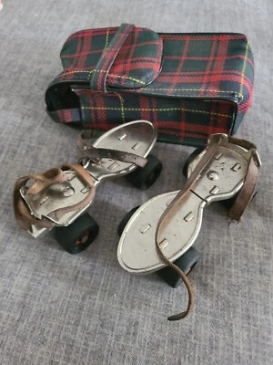 Anciens Patins A Roulettes Vintage Acec Sacoche Marque Paris Vitesse - Photo 1/4