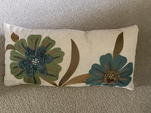 PIER 1 IMPORTS Green Blue Floral Embroidered LINEN BLEND 22" LUMBAR PILLOW - Afbeelding 1 van 3