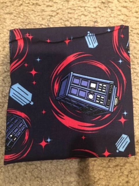 BBC Dr Who 2012 Flying Tardis Print 100% Algodón Grasa Cuarto 18"x22" NUEVA Máscara Foto 1 de 1