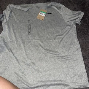 Nike Dri-Fit Damen Kurzarm Sportshirt Gr. XL grau The Nike Tee - Bild 1 von 1