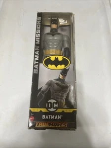 Figura 1-DC True Moves Batman Missions 11” de Mattel (daño en la caja) - Imagen 1 de 5