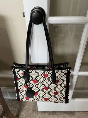 Bolso grande Kate Spade, negro, firma crema con corazones rojos Foto 1 de 4