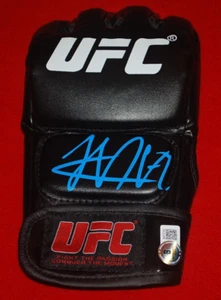 Guante firmado por UFC MMA CHAMP Khabib Nurmagomedov Beckett certificado de autenticidad BN72700 - Imagen 1 de 3