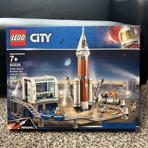 LEGO CITY: Deep Space Rocket and Launch Control (60228) - Picture 1 of 9