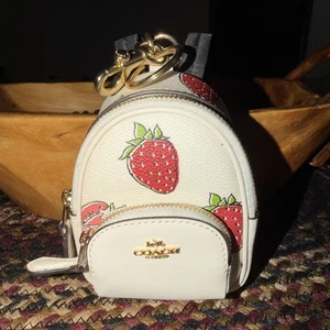 Neu mit Etikett Coach Mini Court Rucksack Taschenanhänger mit Erdbeermuster CAO93 - Bild 1 von 4