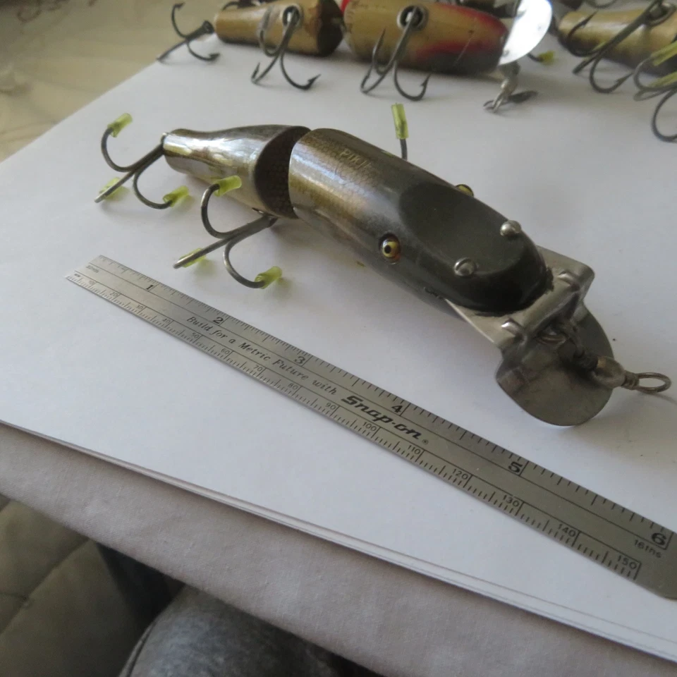 FISHING LURE CREEK CHUB 5½" WOOD HEAVY PIKIE JOINTED GLASS EYES PIKIE SCALES - Image 1 of 4