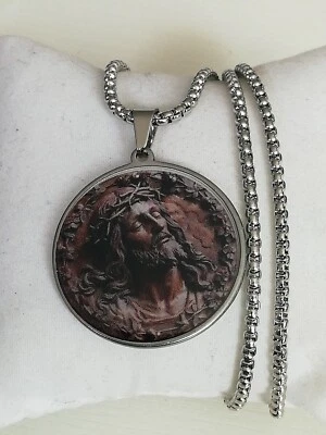 Colgante y cadena de acero inoxidable 316L retrato de Jesús tono plata. . Foto 1 de 4