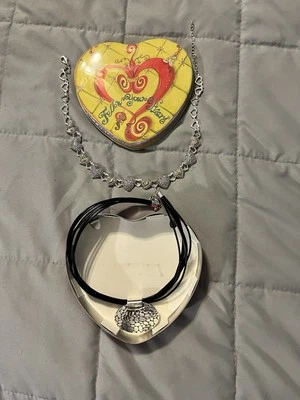 Conjunto de collar y bata de cuero Brighton Go rojo corazón febrero rojo para mujer Foto 1 de 4