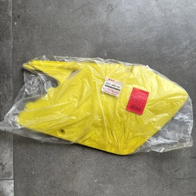 Capa lateral esquerda Suzuki 2002-2006 RM125 RM250 RM250Z NOS #47211-36F01-YU1 - Imagem 1 de 4