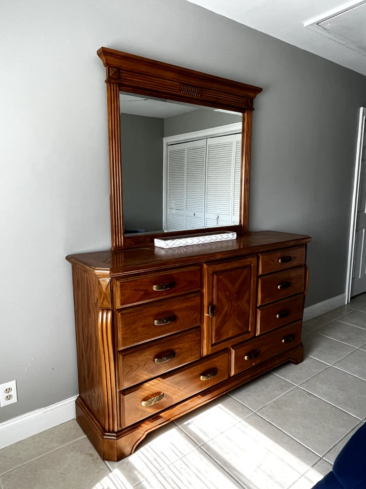 Cómoda de madera con espejo Foto 1 de 2