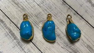 Tre ciondoli, pepite, pietre turchesi avvolti in oro 10 carati - Foto 1 di 9