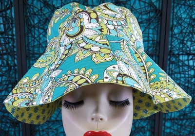 Sombrero Vera Bradley Sol OSFM Retirado Pavo Real Patrón Flores Verde azulado Reversible NUEVO Foto 1 de 4