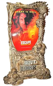 McFarlane Movie Maniacs ESCAPE 2000 de LA POSTER STAND serpiente plisada completa - Imagen 1 de 2