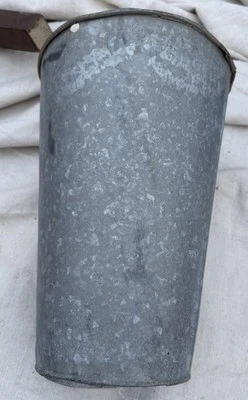 Cubo de metal galvanizado vintage cubo de granja jardín arte maceta de flores Foto 1 de 3