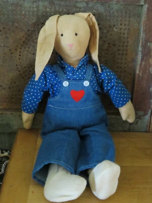 Muñeca de trapo de conejo hecha a mano vintage con mono de corazón rojo Pascua San Valentín Foto 1 de 4