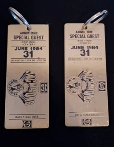 Dos llaveros vintage de The Jacksons 84 World Tour - boleto de pase de back stage - Imagen 1 de 3