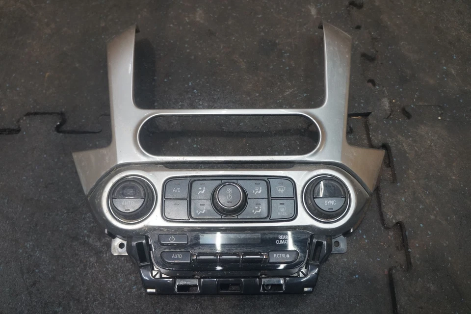 Dash Heat AC Climate Control Switch Trim Panel 23251607 Chevrolet Suburban 15-17 Foto 1 de 4