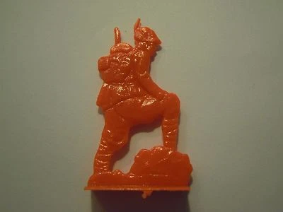 SOLDATINO IN PLASTICA " PLASTIX " PIATTO ALPINO ROSSO/ARANCIO  WWII (VN) - Immagine 1 di 2