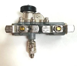 T&S BRASS VACUUM BREAKER B-0967 1/2 NPT INLET & OUTLET - Picture 1 of 4