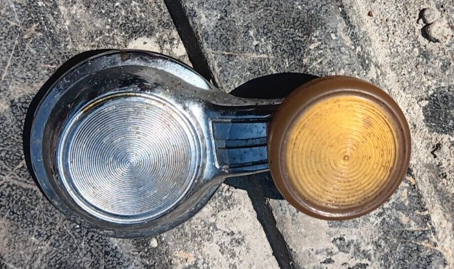 Frontal P.S. Manija de manivela de ala de ventana de puerta de un Pontiac LeMans 1971 parte # 5288 Foto 1 de 4