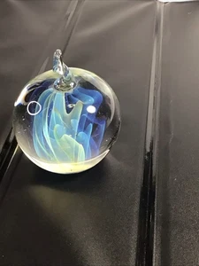 GILBERT C. JOHNSON 1988 FERMACARTE BIOMORFICO APPLE CON PICCOLO DIFETTO - Foto 1 di 16