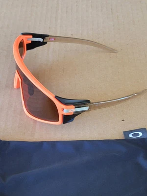 PANEL DE CIERRE OAKLEY NARANJA NEÓN CON LENTE PRIZM MARRÓN OSCURO Foto 1 de 4