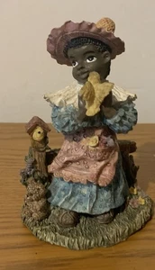 Afroamerikanerin mit Vogel und Vogelhaus - Bild 1 von 5