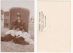 Frauen im Strandkorb am Meer, Bademode beach girls fashion style RPPC c.1910 - Picture 1 of 1