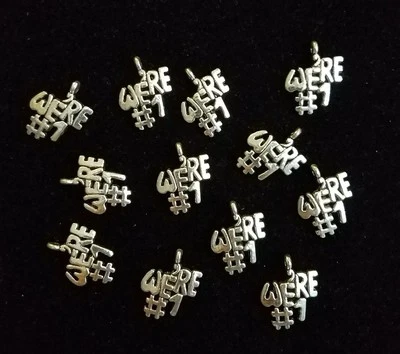 Dije de plata tibetana (tono plata) - Somos número uno (pequeño) ☆ 12 piezas Foto 1 de 4