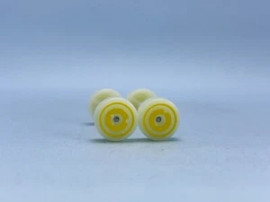 PW1103 -Hot Wheels 1/64 Pneumatici Cerchio Plastica AeroDisc Ruote Bianco Giallo 12mm - Foto 1 di 4
