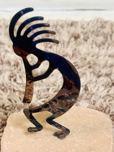 Petroglifo Kokopelli Bailarina Arte Colorido Multicolor Metal Escultura Base Piedra - Imagen 1 de 9