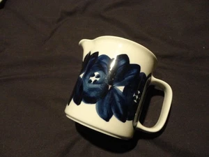 Vintage ARABIEN Finnland BLAUE ANEMONE Ulla Prokop Krug 32 Unzen  - Bild 1 von 9