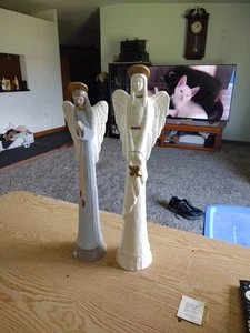 Figura de colección Howell Ceramics Angels pintada a mano sosteniendo corona FIRMADA - Imagen 1 de 21