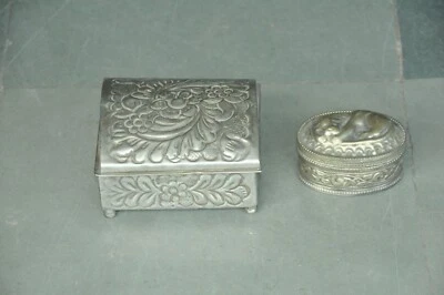 Caja artesanal vintage de metal blanco con forma única en relieve de 2 piezas Foto 1 de 4