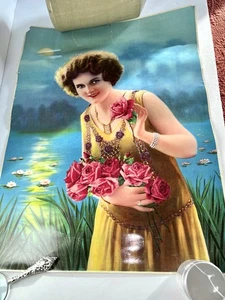 Vintage Art Deco 20er Jahre Chromolithographie Frauen halten Blumen 15”x20” - Bild 1 von 10